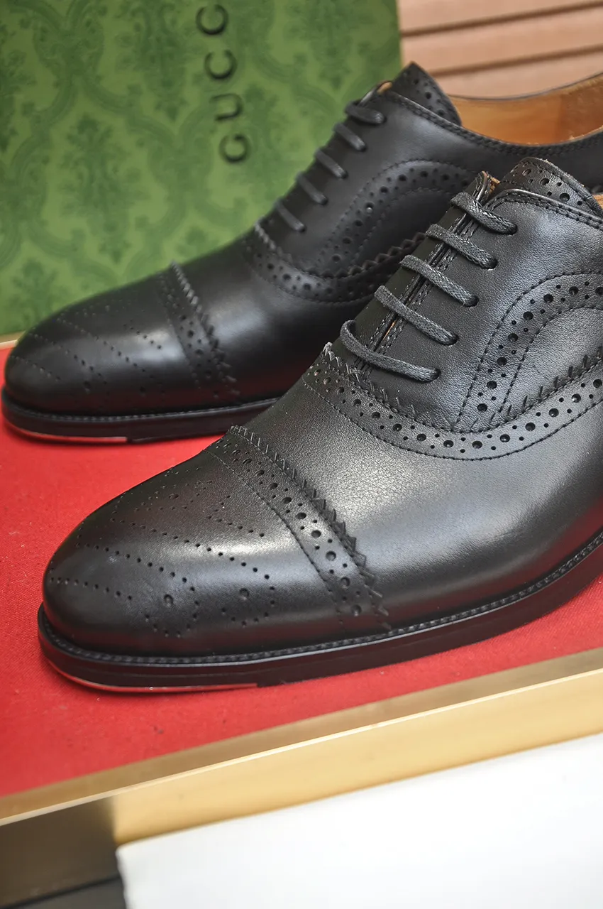 Men's shoes💰660💶 Brand: GUCCI (Gucci) Standard code: Men's code 39/44 (45/46 can be customized) Grade: Same as the official website Original quality Material: Original cowhide Water-dyed cowhide lining Original rubber outsole Style category: Men's fashionable casual leather shoes Distinguished big-name luxury elements top luxury Color: Actual picture